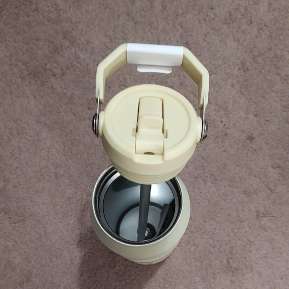 Stanley Yellow FlipStraw Bottle - Picture 4 of 5
